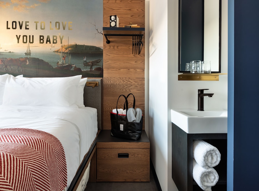 The Revolution Hotel — Hotel rooms in Boston, Massachusetts