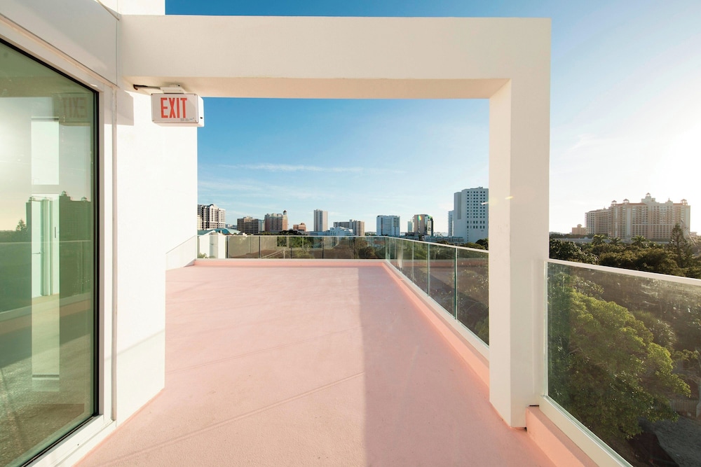 The Sarasota Modern, a Tribute Portfolio Hotel — Hotel building in Sarasota, Florida