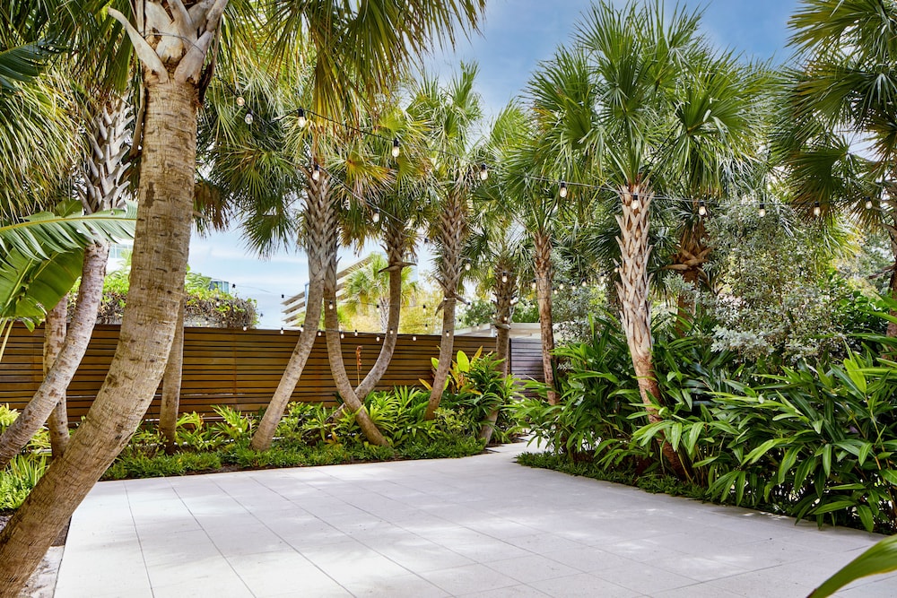 The Sarasota Modern, a Tribute Portfolio Hotel — Hotel building in Sarasota, Florida