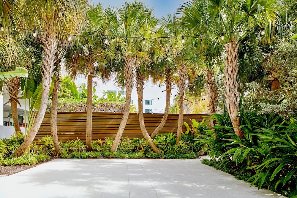 The Sarasota Modern, a Tribute Portfolio Hotel — Hotel building in Sarasota, Florida
