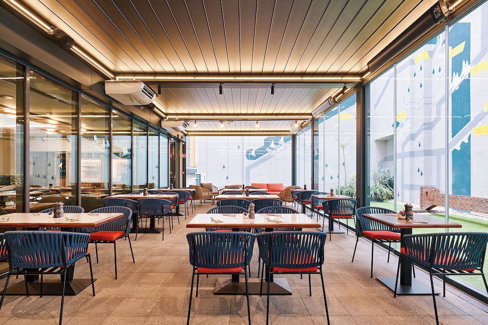 voco Budapest D8 by IHG — Restaurant & bars in Budapest, Budapest