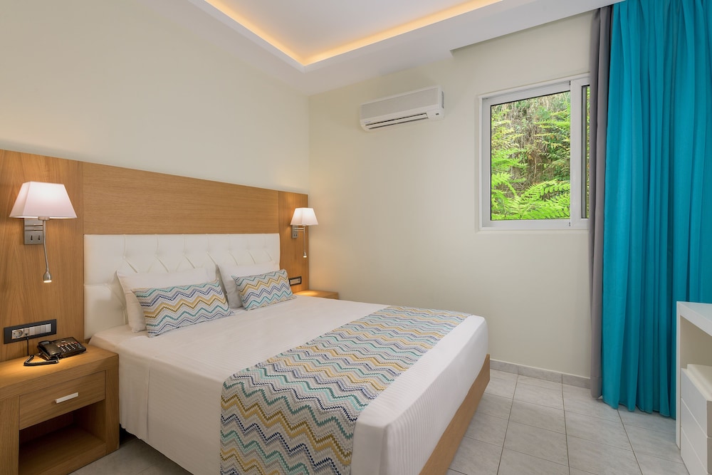 Oceanis Park Hotel — Rooms in Ialyssos, South Aegean