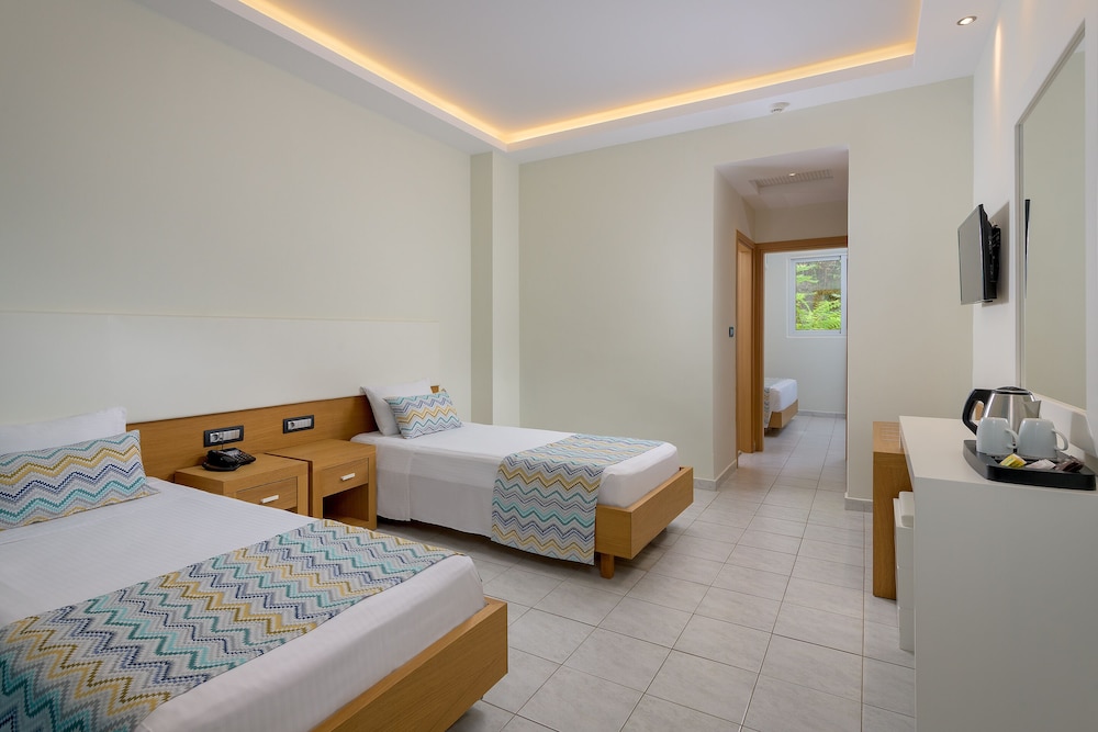 Oceanis Park Hotel — Rooms in Ialyssos, South Aegean