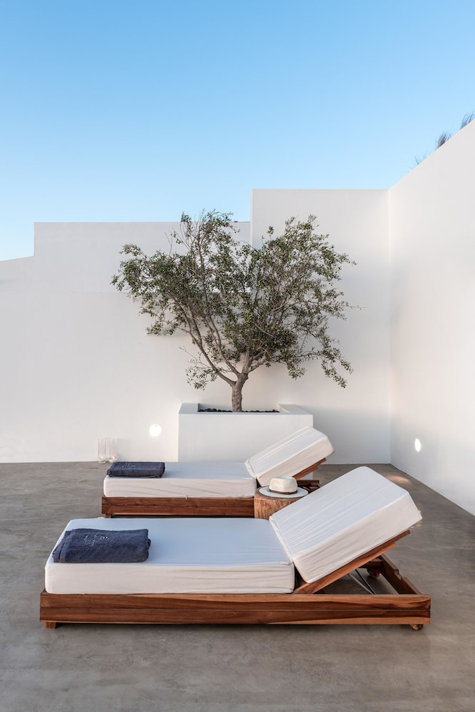 Andronis Arcadia Hotel — Hotel rooms in Oia, South Aegean