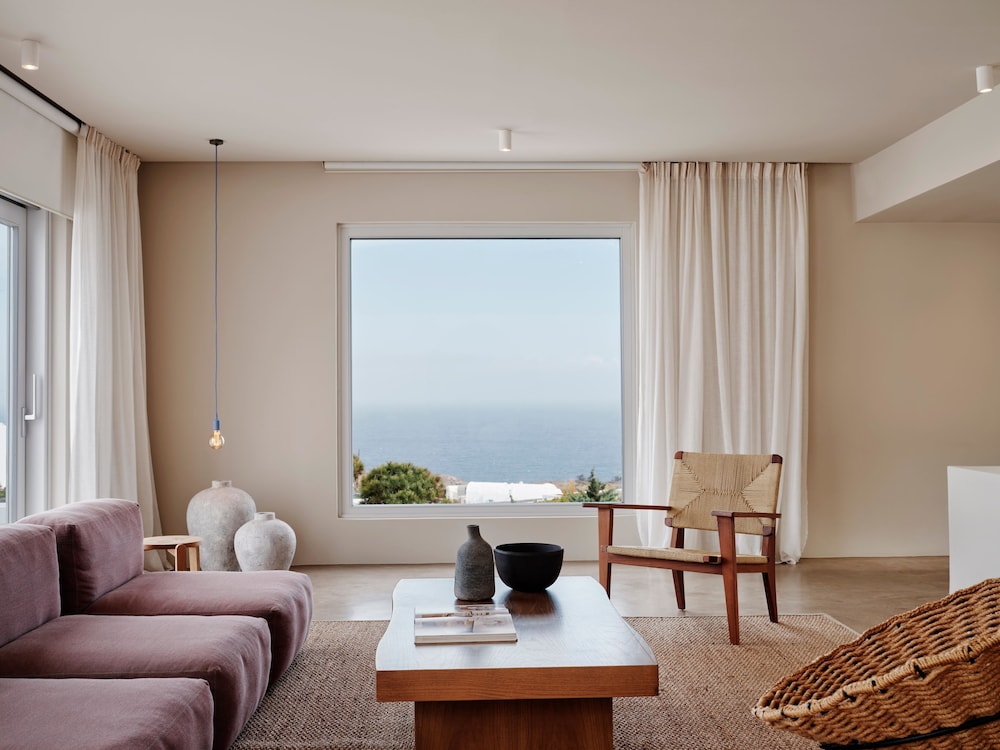 Andronis Arcadia Hotel — Hotel rooms in Oia, South Aegean