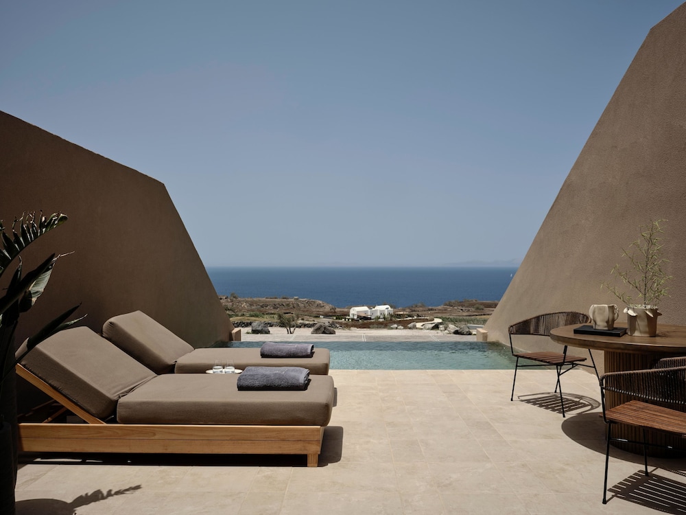 Andronis Arcadia Hotel — Swimming pool in Oia, South Aegean