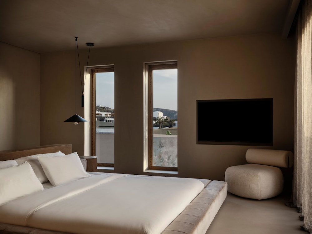 Andronis Arcadia Hotel — Hotel rooms in Oia, South Aegean