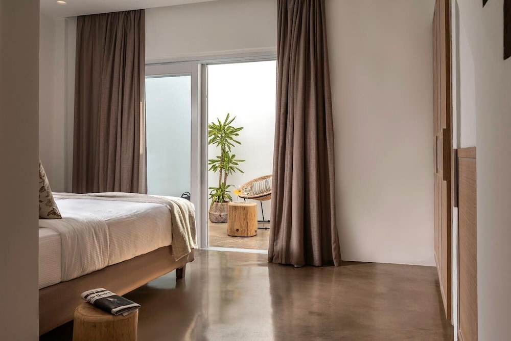 Andronis Arcadia Hotel — Hotel rooms in Oia, South Aegean