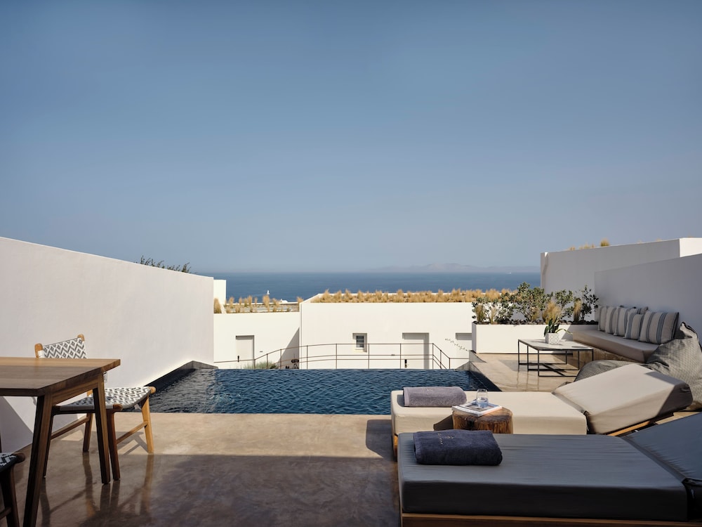 Andronis Arcadia Hotel — Swimming pool in Oia, South Aegean