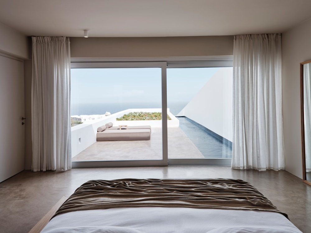 Andronis Arcadia Hotel — Hotel rooms in Oia, South Aegean