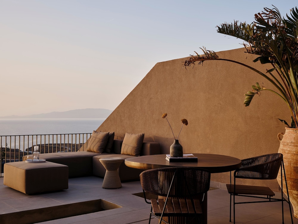 Andronis Arcadia Hotel — Hotel building in Oia, South Aegean
