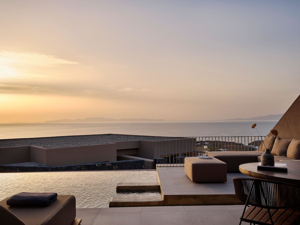 Andronis Arcadia Hotel — Swimming pool in Oia, South Aegean