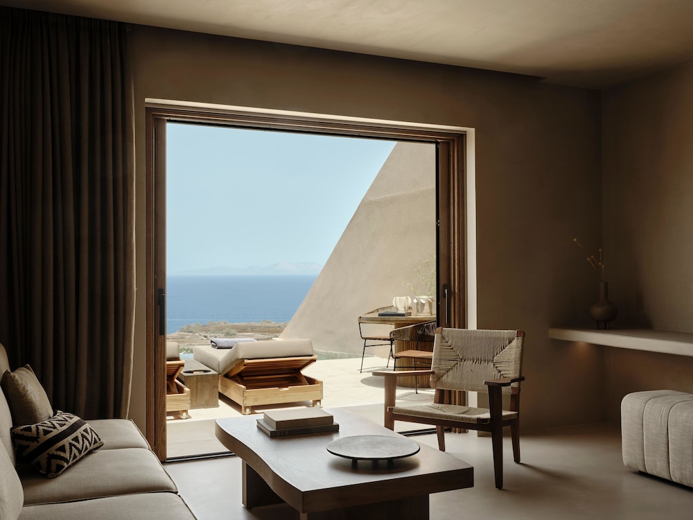 Andronis Arcadia Hotel — Hotel rooms in Oia, South Aegean