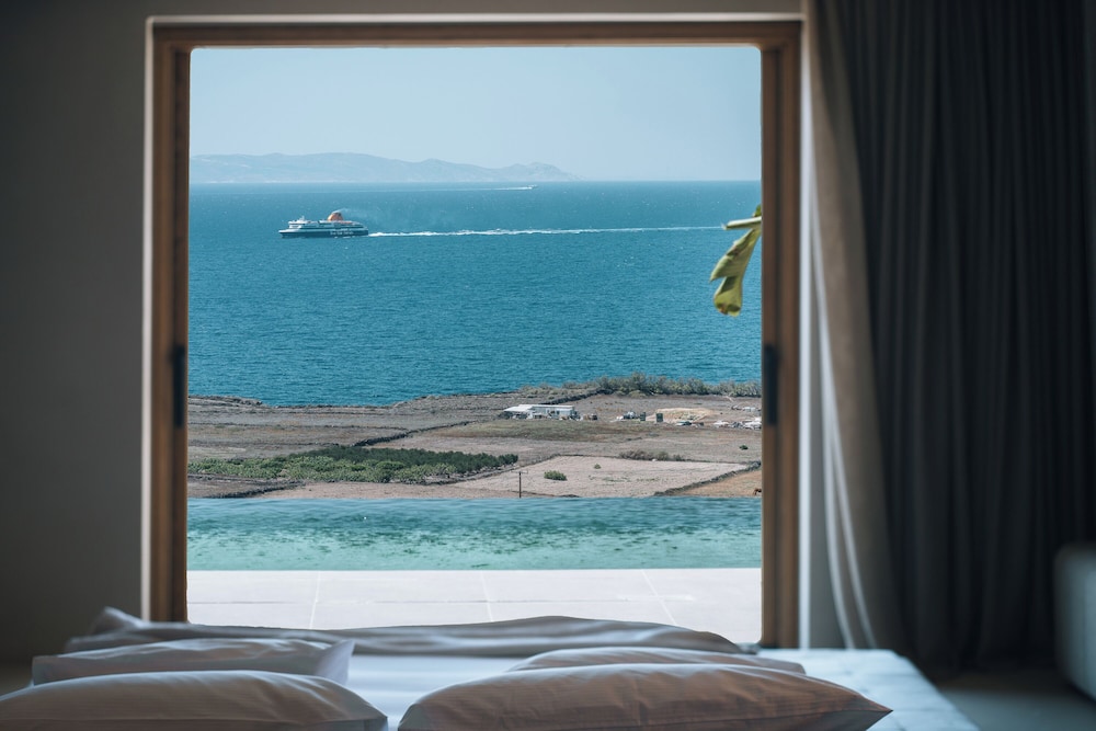 Andronis Arcadia Hotel — Hotel rooms in Oia, South Aegean