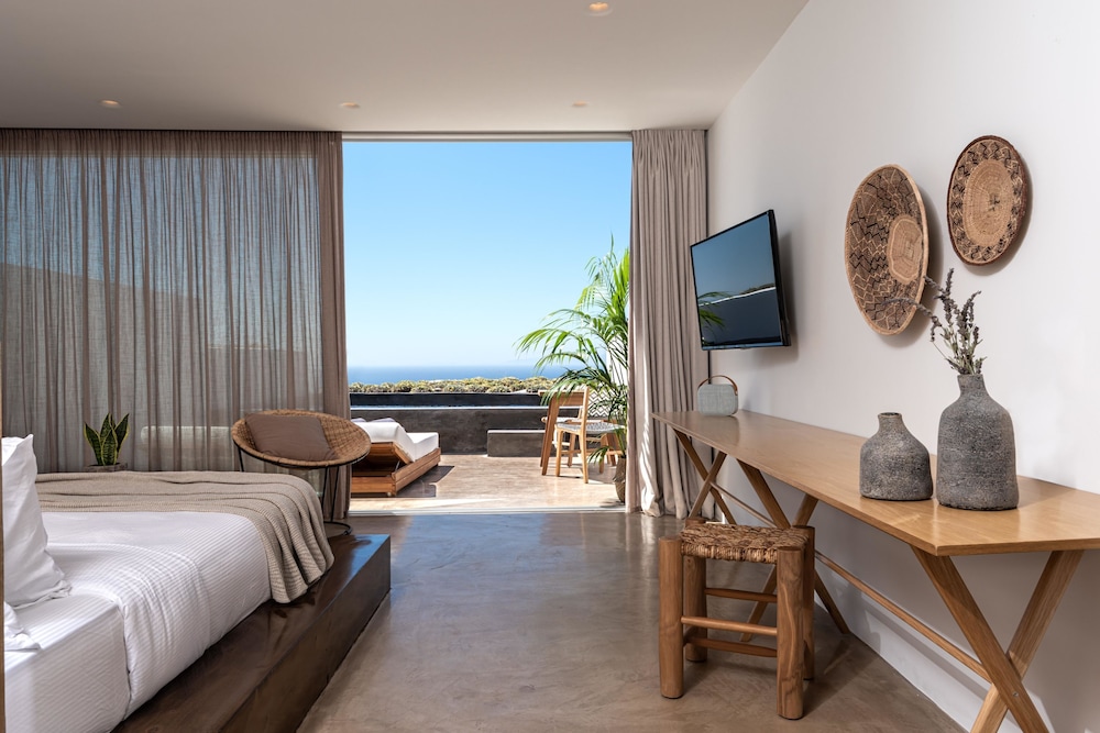 Andronis Arcadia Hotel — Hotel rooms in Oia, South Aegean