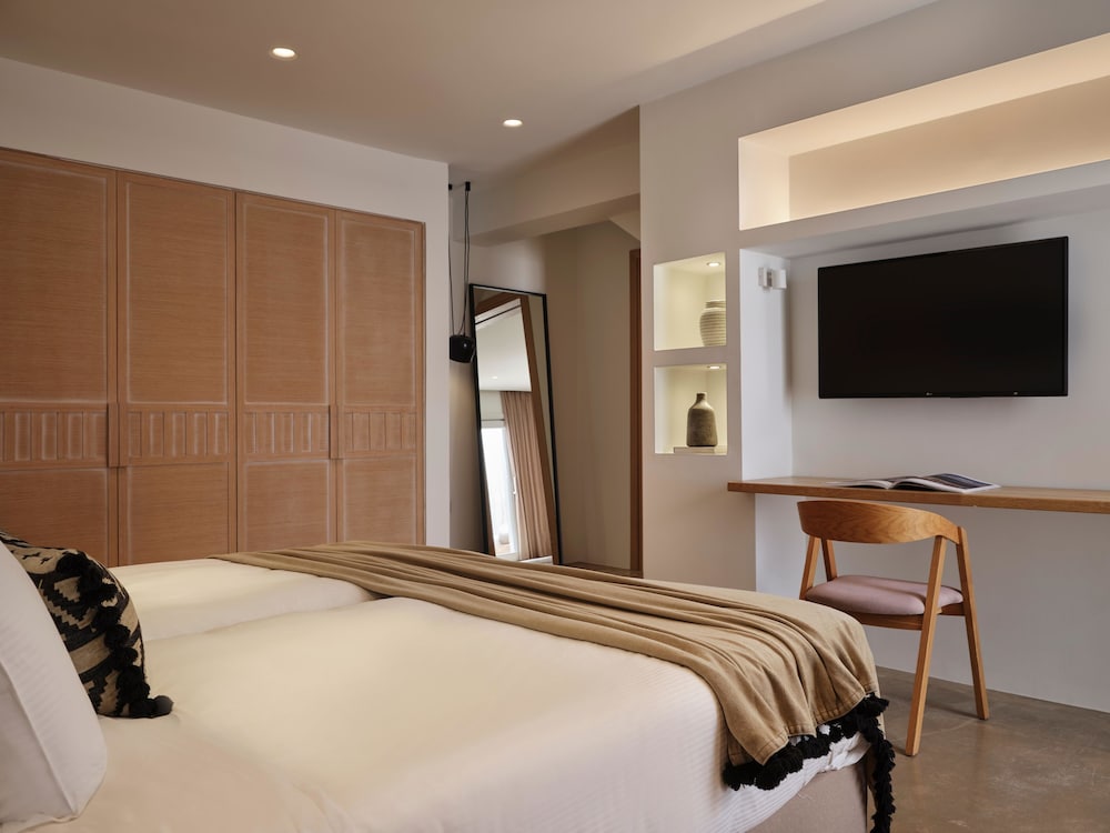 Andronis Arcadia Hotel — Hotel rooms in Oia, South Aegean