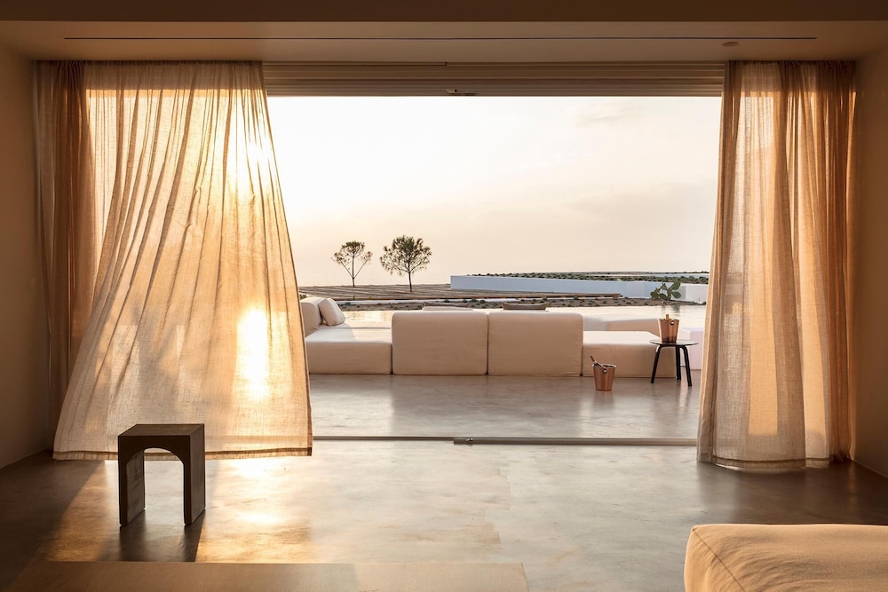 Andronis Arcadia Hotel — Hotel rooms in Oia, South Aegean