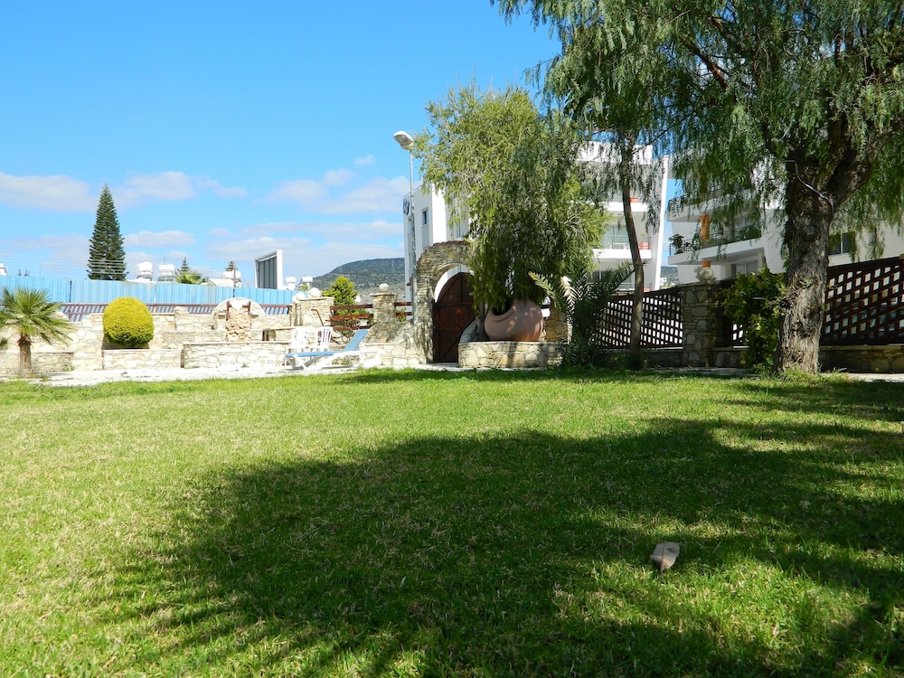 Moniatis Hotel — Hotel building in Limassol, Limassol Region