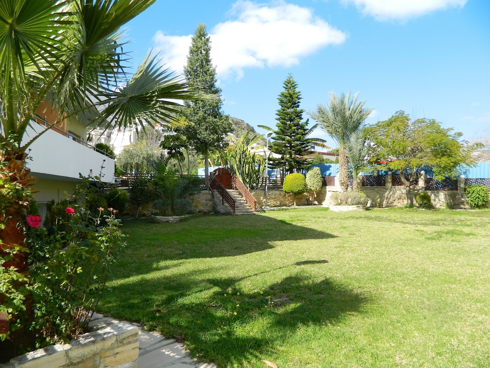 Moniatis Hotel — Hotel building in Limassol, Limassol Region