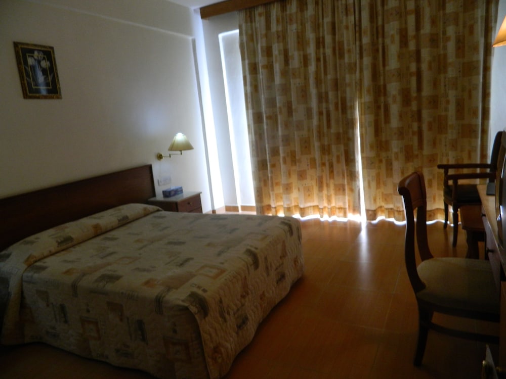 Moniatis Hotel — Hotel rooms in Limassol, Limassol Region