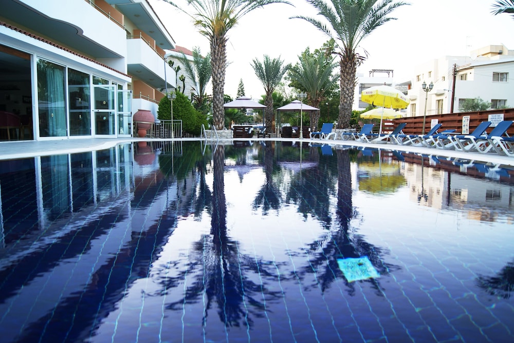 Moniatis Hotel — Swimming pool in Limassol, Limassol Region