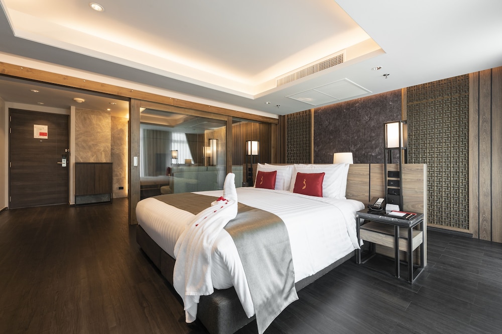 Ramada Plaza by Wyndham Chao Fah — Hotel rooms in Chalong, Phuket Province