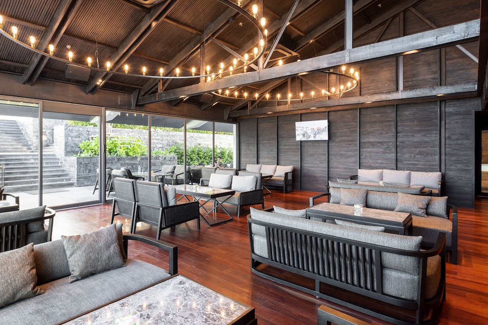 Ramada Plaza by Wyndham Chao Fah — Restaurant & bars in Chalong, Phuket Province