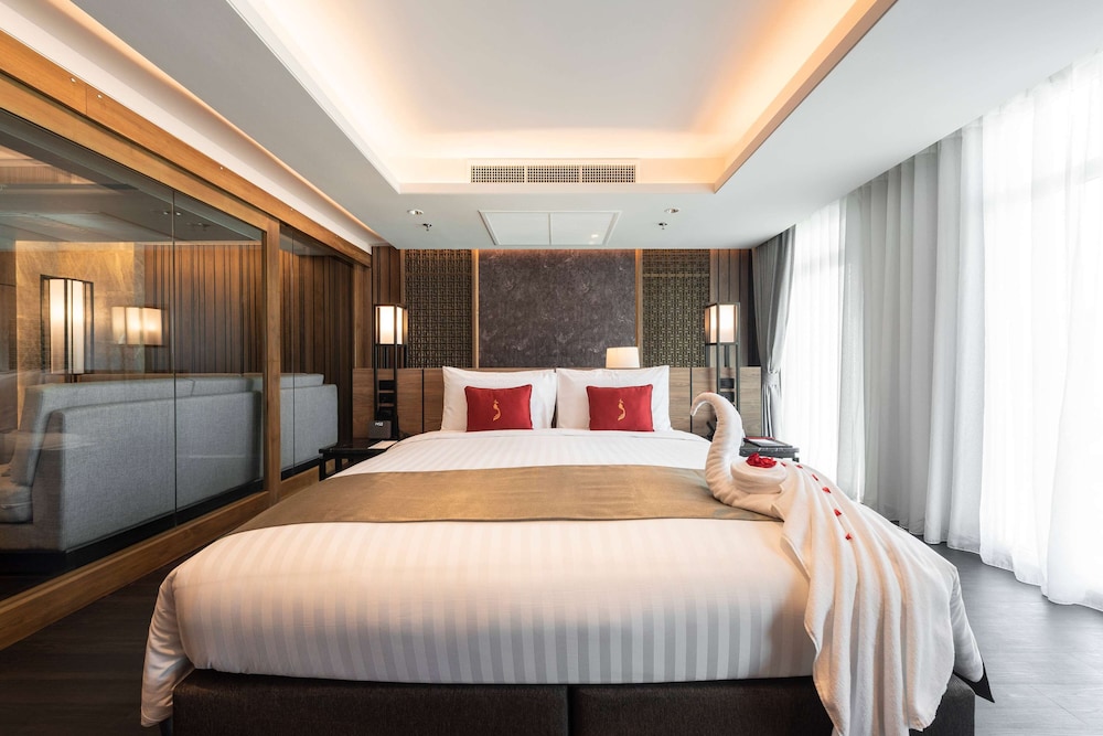 Ramada Plaza by Wyndham Chao Fah — Hotel rooms in Chalong, Phuket Province