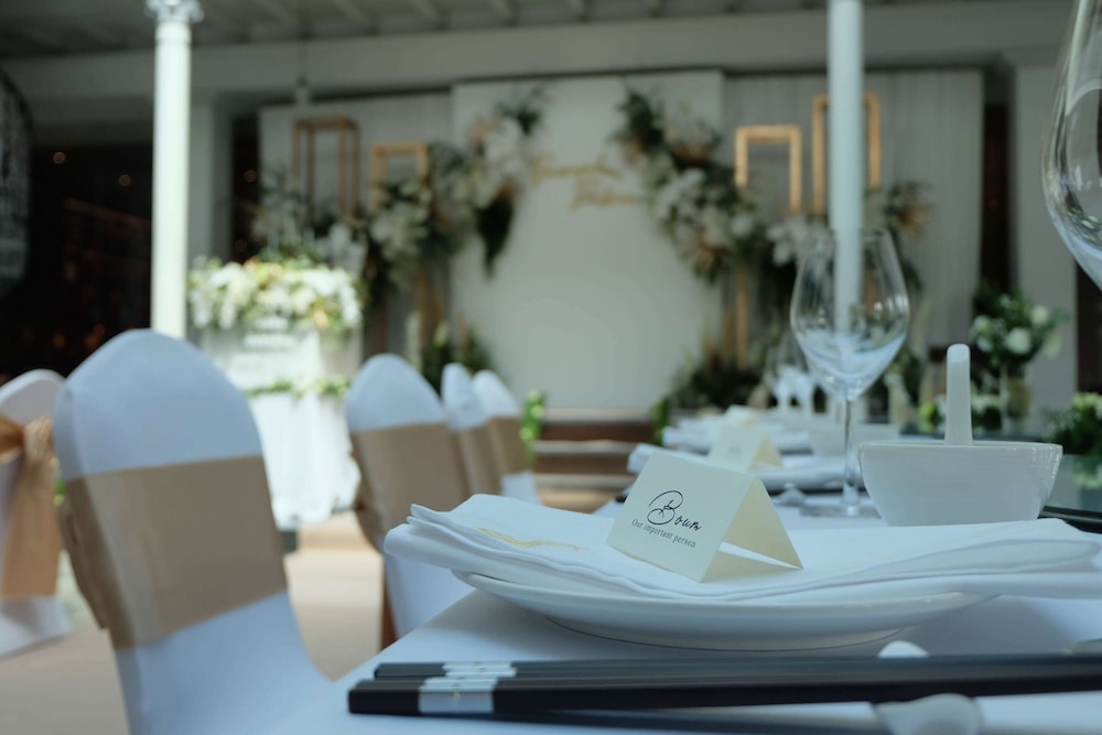 Ramada Plaza by Wyndham Chao Fah — Restaurant & bars in Chalong, Phuket Province