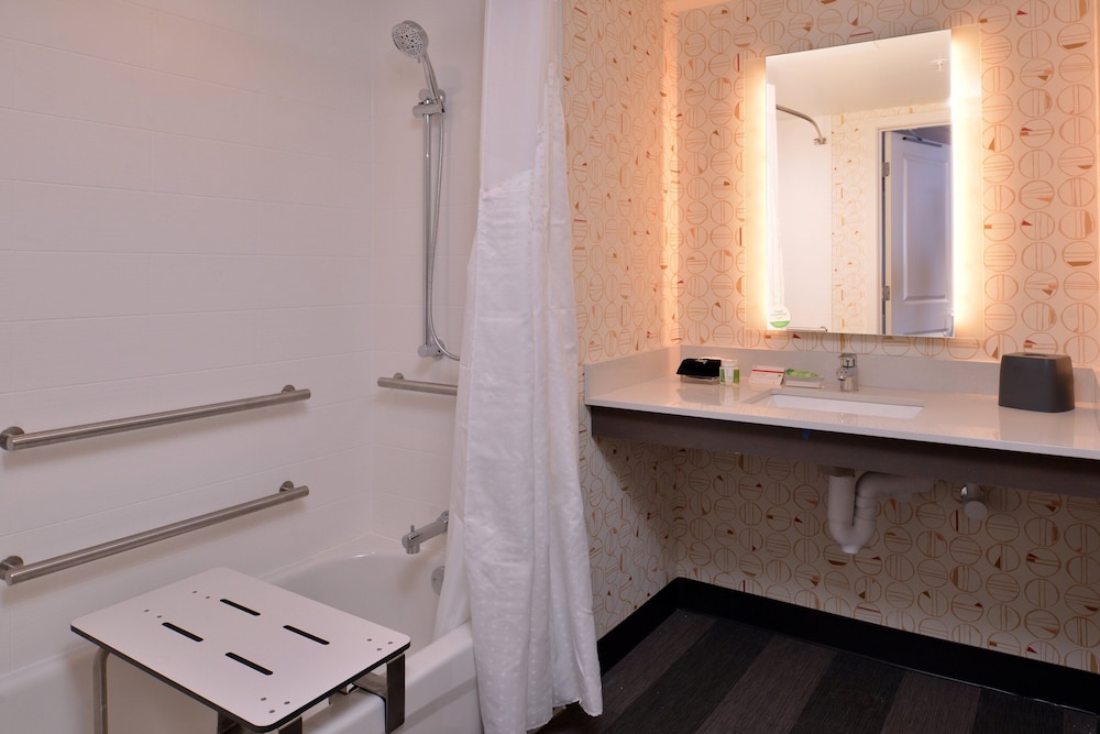 Holiday Inn & Suites Orlando I-Drive Theme Parks by IHG — Hotel rooms in Orlando, Florida