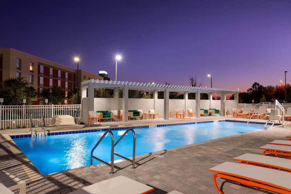 Holiday Inn & Suites Orlando I-Drive Theme Parks by IHG — Swimming pool in Orlando, Florida