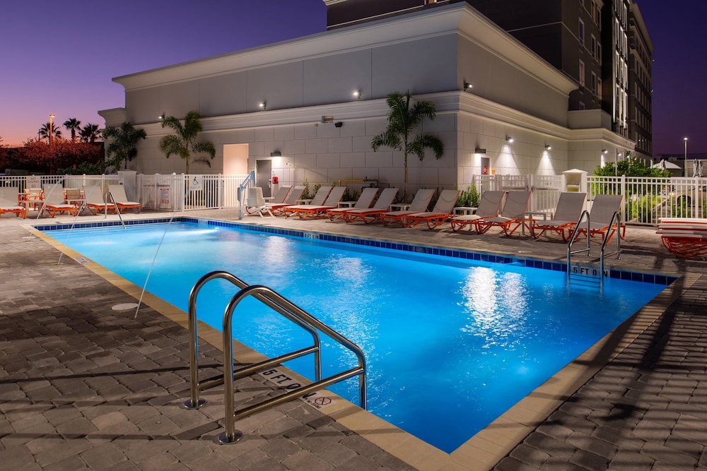 Holiday Inn & Suites Orlando I-Drive Theme Parks by IHG — Swimming pool in Orlando, Florida