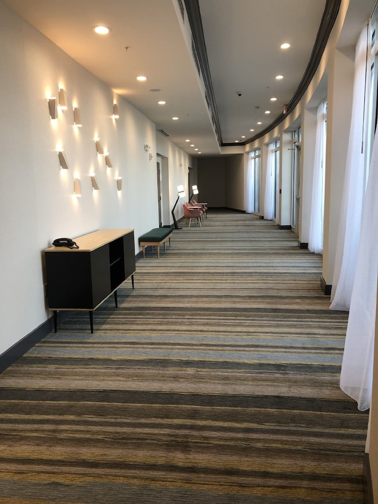 Holiday Inn & Suites Orlando I-Drive Theme Parks by IHG — Hotel building in Orlando, Florida