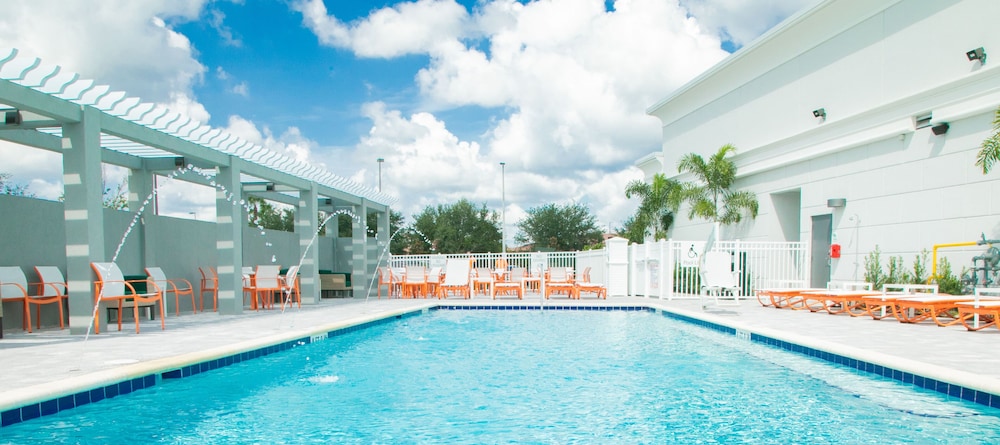 Holiday Inn & Suites Orlando I-Drive Theme Parks by IHG — Swimming pool in Orlando, Florida