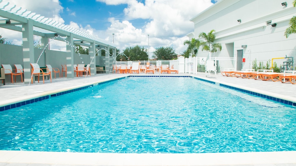 Holiday Inn & Suites Orlando I-Drive Theme Parks by IHG — Swimming pool in Orlando, Florida