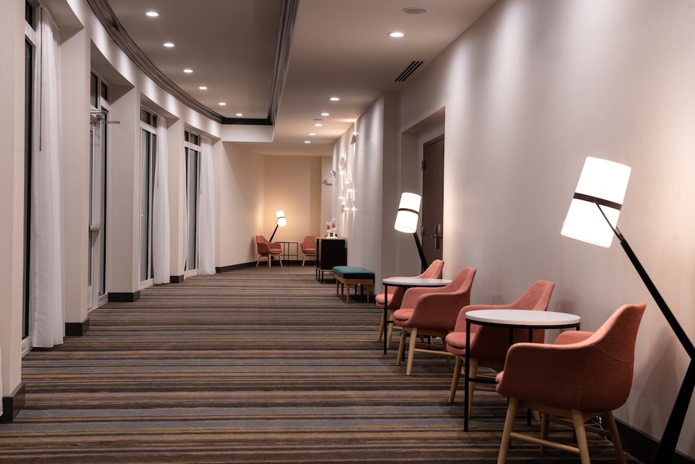 Holiday Inn & Suites Orlando I-Drive Theme Parks by IHG — Hotel building in Orlando, Florida