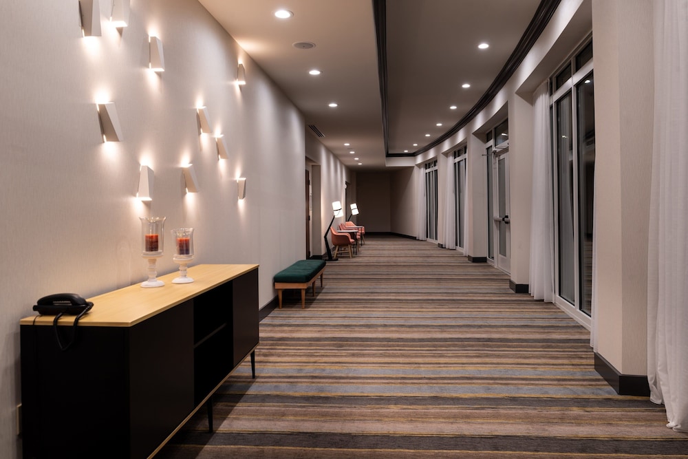 Holiday Inn & Suites Orlando I-Drive Theme Parks by IHG — Hotel building in Orlando, Florida