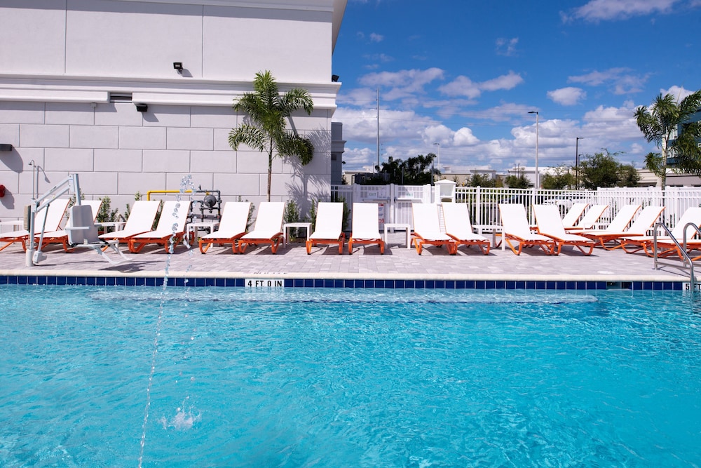 Holiday Inn & Suites Orlando I-Drive Theme Parks by IHG — Swimming pool in Orlando, Florida