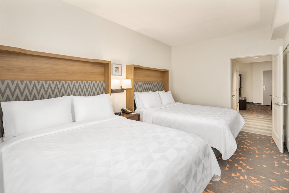 Holiday Inn & Suites Orlando I-Drive Theme Parks by IHG — Hotel rooms in Orlando, Florida