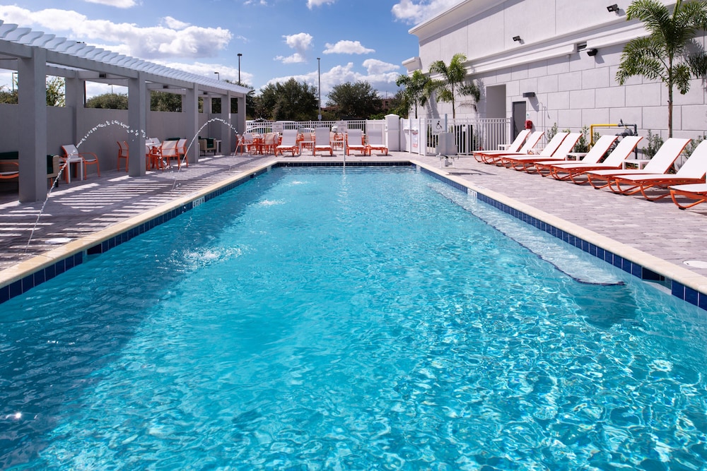 Holiday Inn & Suites Orlando I-Drive Theme Parks by IHG — Swimming pool in Orlando, Florida