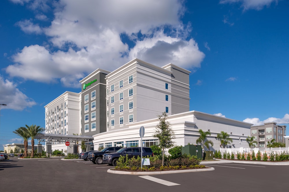 Holiday Inn & Suites Orlando I-Drive Theme Parks by IHG — Hotel building in Orlando, Florida