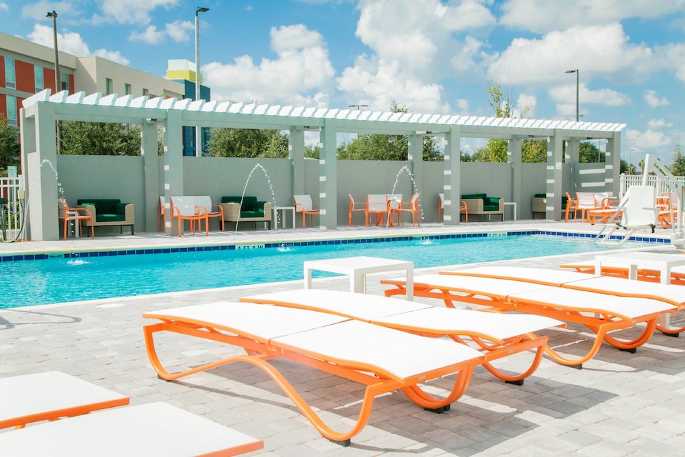 Holiday Inn & Suites Orlando I-Drive Theme Parks by IHG — Swimming pool in Orlando, Florida