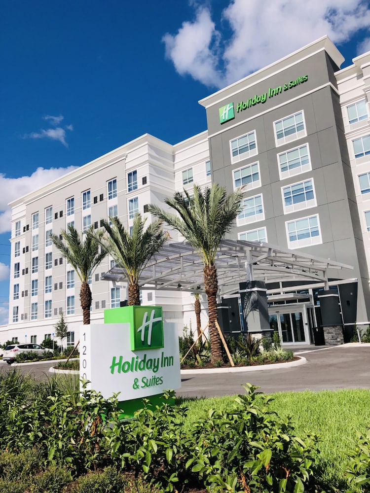 Holiday Inn & Suites Orlando I-Drive Theme Parks by IHG — Hotel building in Orlando, Florida