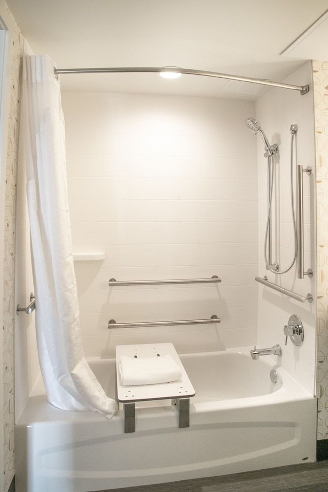Holiday Inn & Suites Orlando I-Drive Theme Parks by IHG — Hotel rooms in Orlando, Florida