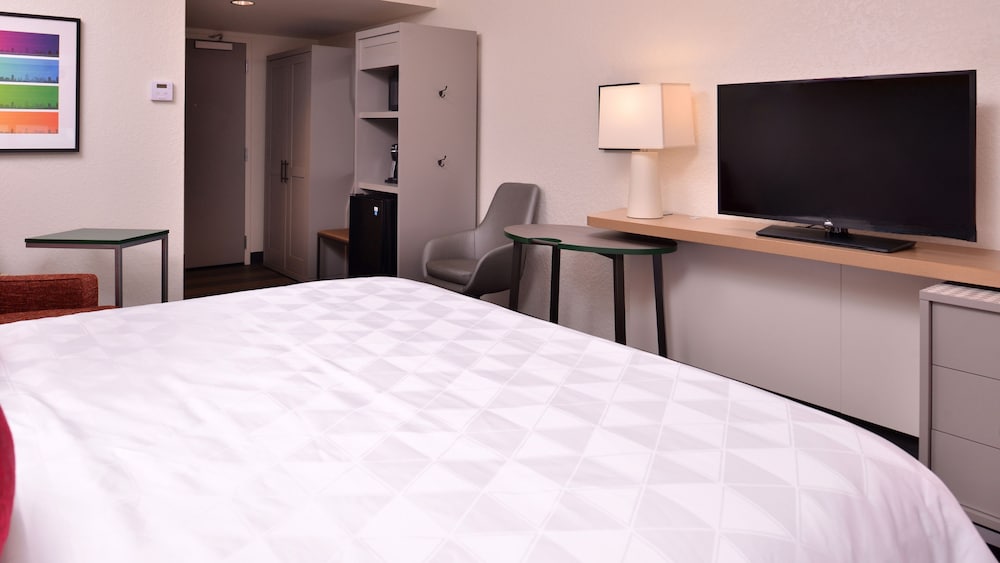 Holiday Inn & Suites Orlando I-Drive Theme Parks by IHG — Hotel rooms in Orlando, Florida