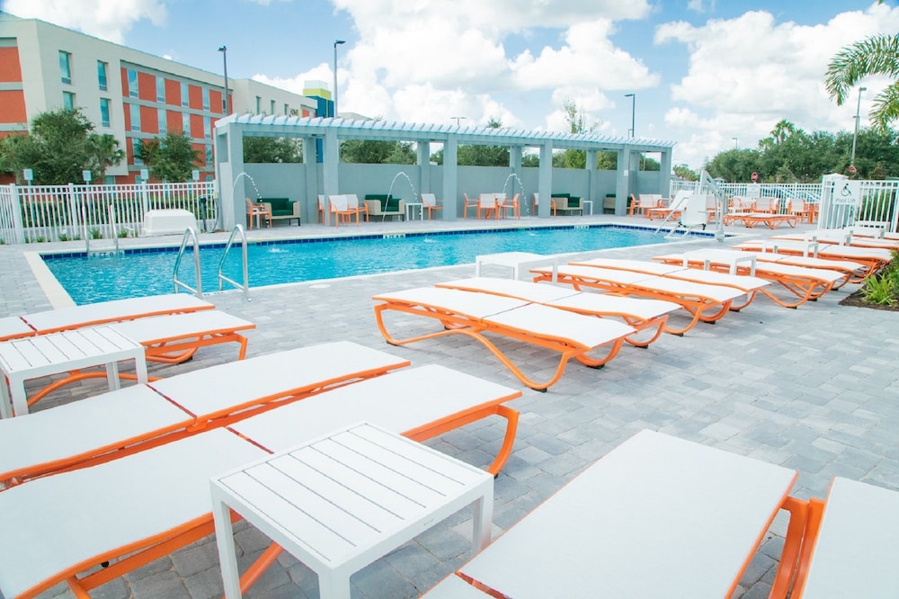 Holiday Inn & Suites Orlando I-Drive Theme Parks by IHG — Swimming pool in Orlando, Florida