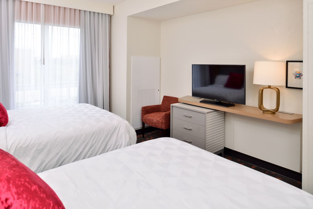 Holiday Inn & Suites Orlando I-Drive Theme Parks by IHG — Hotel rooms in Orlando, Florida