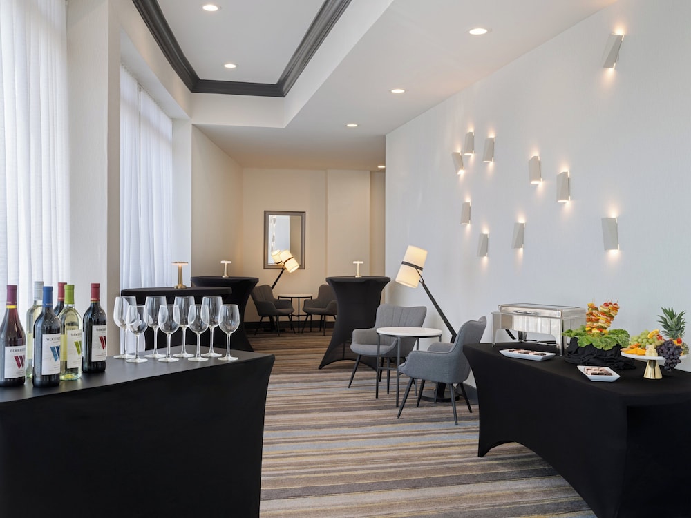 Holiday Inn & Suites Orlando I-Drive Theme Parks by IHG — Restaurant & bars in Orlando, Florida