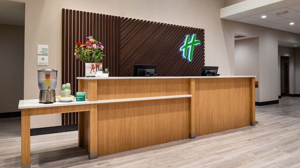 Holiday Inn & Suites Orlando I-Drive Theme Parks by IHG — Hotel building in Orlando, Florida