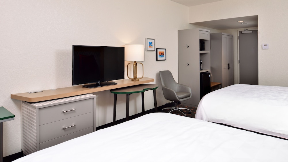 Holiday Inn & Suites Orlando I-Drive Theme Parks by IHG — Hotel rooms in Orlando, Florida